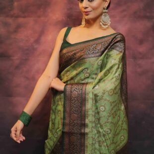 🌸 Presenting Enchanting & Breathable Organic Banarasi Saree-Green 🌸